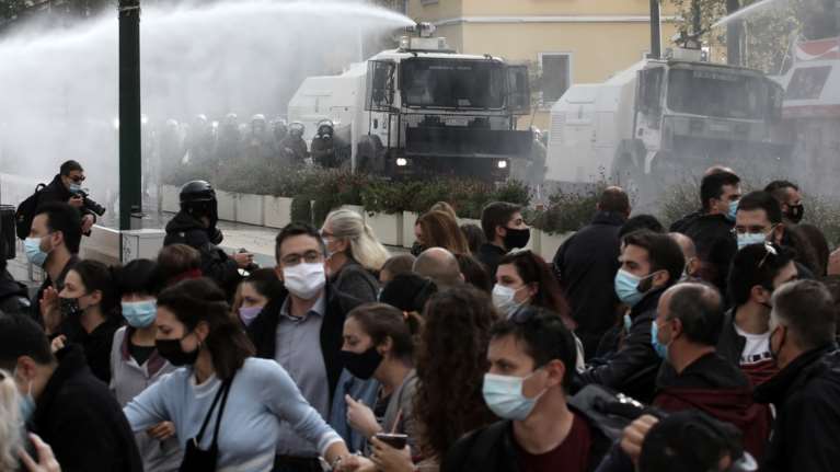 Πολυτεχνείο: Πολιτική κόντρα για τις παράνομες συγκεντρώσεις - Τι απαντά η ΕΛΑΣ για τα επεισόδια και τα &quot;σκισμένα πουκάμισα&quot;