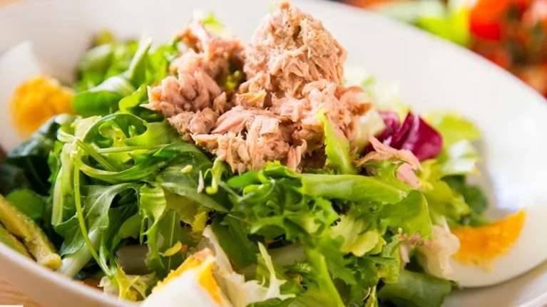 Το λάθος που κάνεις στη σαλάτα με τόνο σύμφωνα με τη διατροφολόγο