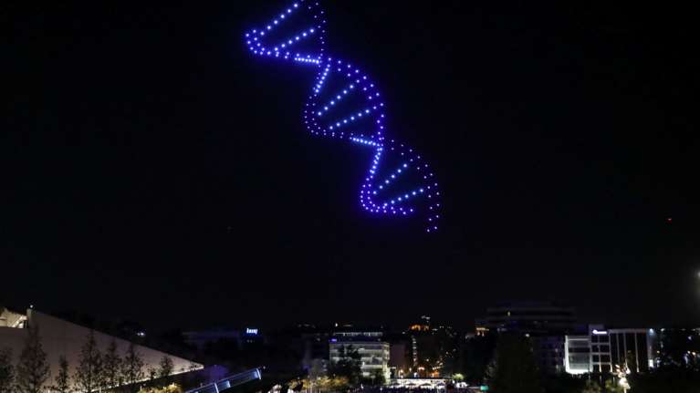 Κέντρο &quot;Σταύρος Νιάρχος&quot;: Φαντασμαγορικό σόου με εκατοντάδες drones σε εντυπωσιακούς σχηματισμούς [βίντεο]