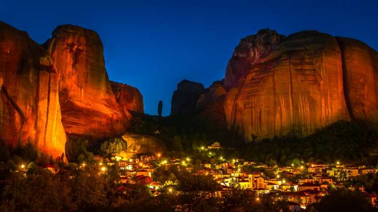 Μοναδικά φωτισμένα Μετέωρα - Ατμόσφαιρα βαθιάς κατάνυξης και μυσταγωγίας [εικόνες]