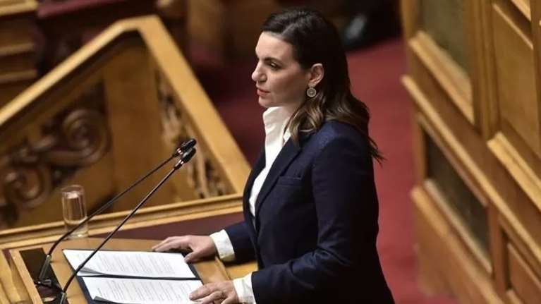 Όλγα Κεφαλογιάννη: Με τα δίδυμα παιδιά της μπροστά από το χριστουγεννιάτικο δέντρο του σπιτιού τους