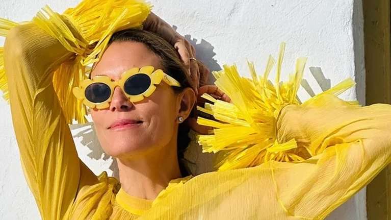 Η Βίκυ Καγιά με ένα φόρεμα με print που θα επικρατήσει στις τάσεις της σεζόν