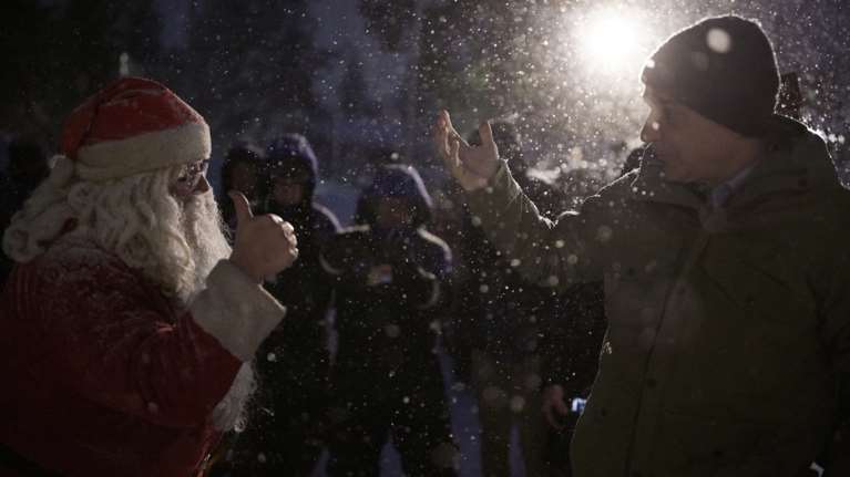Ο Μητσοτάκης συνάντησε τον... Αγιο Βασίλη στη Λαπωνία:  Είναι η πρώτη φορά που κάνω δήλωση στο χιόνι και στο σκοτάδι