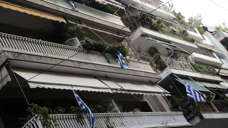 25η Μαρτίου: Με σημαίες στα μπαλκόνια &quot;μένουμε σπίτι&quot;