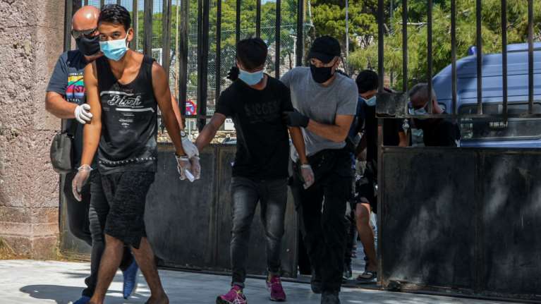 Πέντε χρόνια φυλάκιση σε δύο ανήλικους Αφγανούς για τον εμπρησμό στη Μόρια