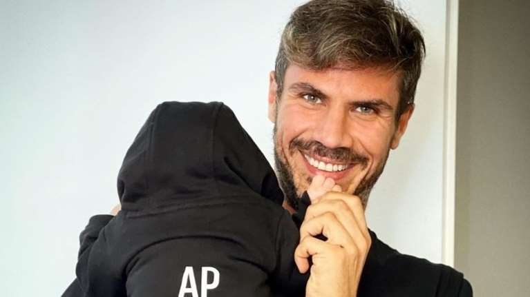 Ο Άκης Πετρετζίκης είναι ένας ξετρελαμένος μπαμπάς: Μας δείχνει τα ρούχα της νεογέννητης κόρης του και &quot;λιώνει&quot; το Instagram