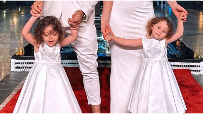 Dubai beach days: Η Αριάνα και η Φιλίππα Τανιμανίδη με τα μαγιό τους σε παραλία στο Ντουμπάι