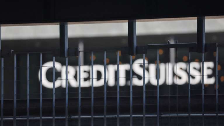 Financial Times: Η ομοσπονδιακή εισαγγελία της Ελβετίας ερευνά την εξαγορά της τράπεζας Credit Suisse