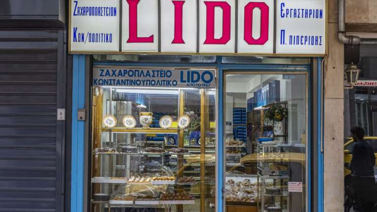 Μοσχοβολάει όλο το Παγκράτι, σχηματίζονται ουρές: Το πιο περιζήτητο τσουρέκι της Αθήνας