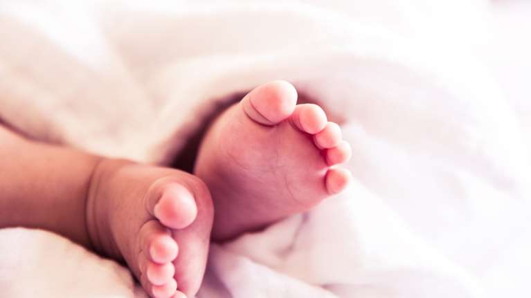 Αχαΐα: Ανήλικη και με προβλήματα ακοής η μητέρα του βρέφους που βρέθηκε νεκρό - Την αναζητούν οι Αρχές