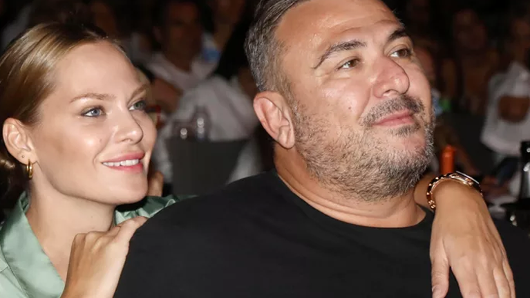 Υβόννη Μπόσνιακ: Μας δείχνει την εξάχρονη κόρη της, Ελένη, να παίζει πιάνο