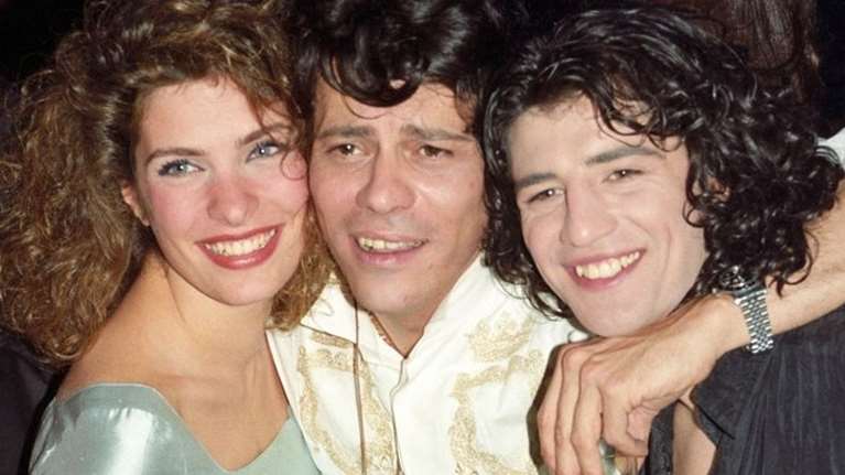 Κλικ απο το παρελθόν: Η 25χρονη τότε Ελένη Μενεγάκη με τον μόλις 21 ετών Σάκη Ρουβά σε έξοδο - ανέμελοι σε σπάνια φωτογραφία