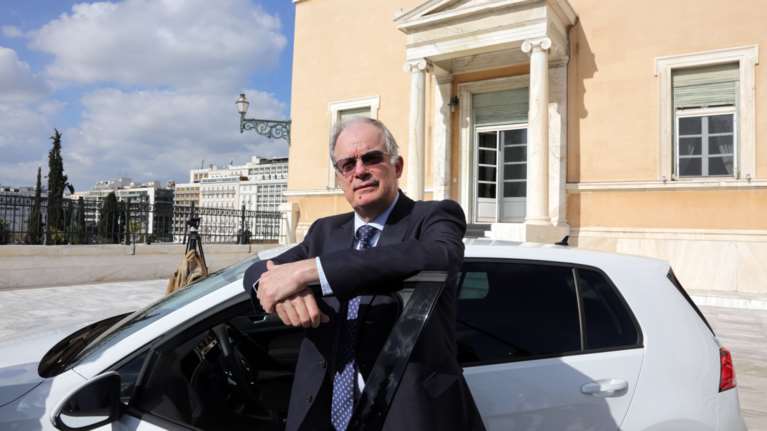 Ποιοι βουλευτές πήραν ηλεκτρικά αυτοκίνητα και τι μάρκα - Όλη η λίστα