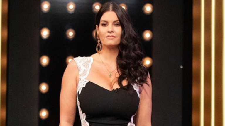 Η Μαρία Κορινθίου για τη φωτογραφία που προκάλεσε αντιδράσεις: &quot;Φοράω σταυρό, θα κατακριθώ και γι&#39; αυτό επειδή έχω πλούσιο ντεκολτέ&quot;