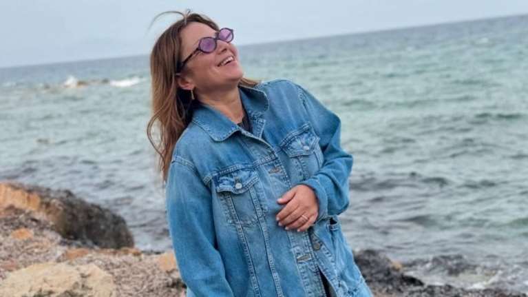 Κυριακάτικη εξόρμηση για τη Νάνσυ Ζαμπέτογλου: Με λεοπάρ κολάν και oversized jacket