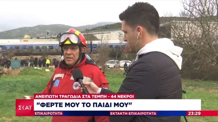 Σπαρακτικές στιγμές στα Τέμπη – &quot;Θέλω ό,τι βρεις από το παιδί μου για να το θάψω&quot; [βίντεο]