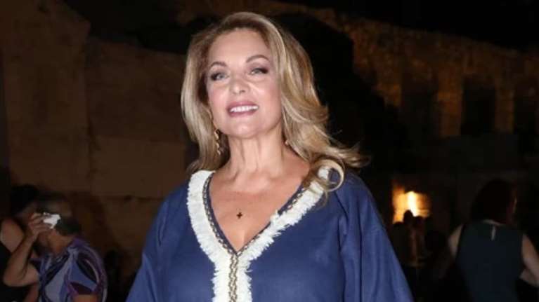 Άντζελα Γκερέκου: Εντυπωσιακή με μπλε καφτάνι στο Ηρώδειο -  Απόλαυσε επί σκηνής την κόρη της Μαρία