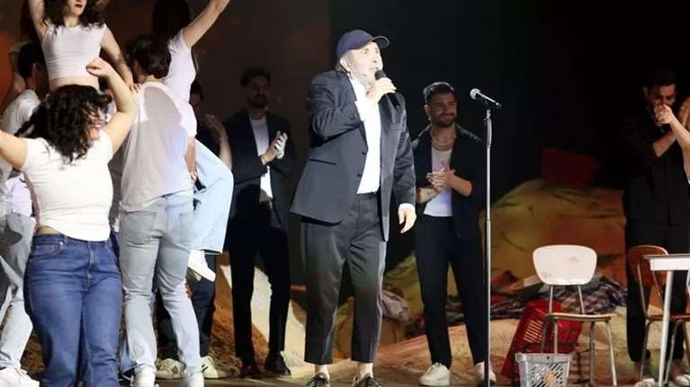 Λάκης Λαζόπουλος: Στο κέντρο που εμφανίζεται η Δέσποινα Βανδή και ο Αντώνης Ρέμος, συνοδευόμενος από γνωστή Ελληνίδα ηθοποιό