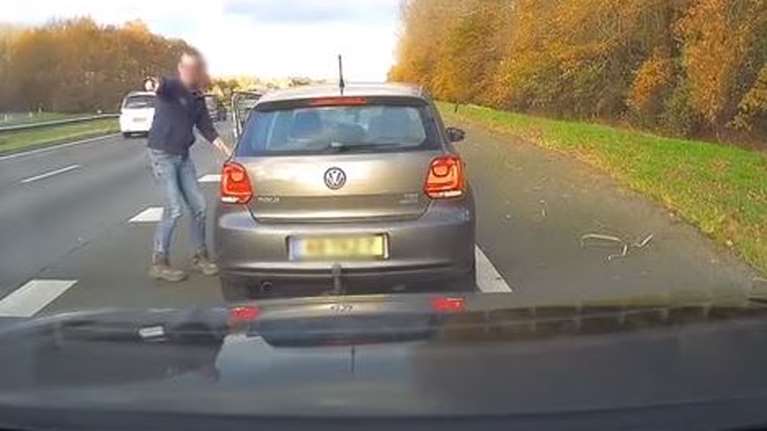 Βίντεο: Η στιγμή που Ολλανδός οδηγός &quot;θυσιάζει&quot; το αυτοκίνητό του για να σώσει γυναίκα που ήταν αναίσθητη στο τιμόνι