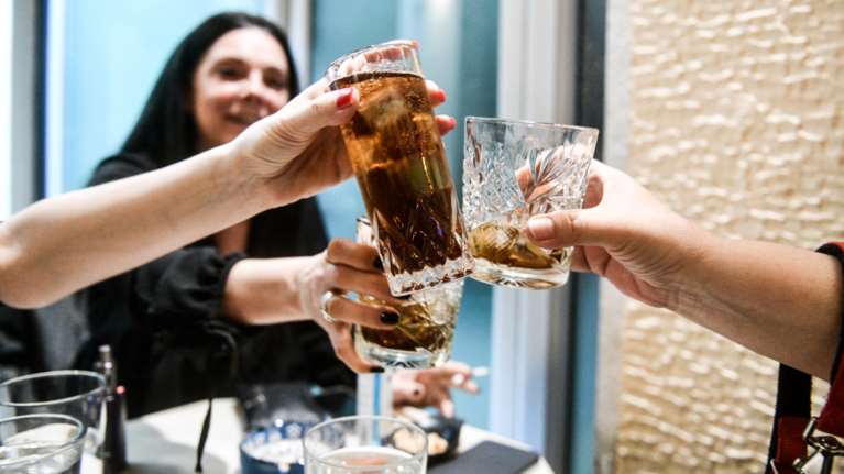 Η κοπέλα που έφτασε στο νοσοκομείο από ποτό &quot;μπόμπα&quot;, η έκκληση της μητέρας και ο Πλεύρης