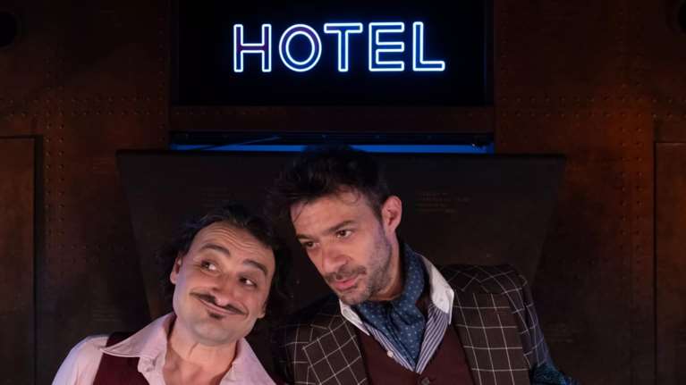 Πες μου πού είσαι διακοπές να σου πω ποια θεατρική παράσταση να δεις