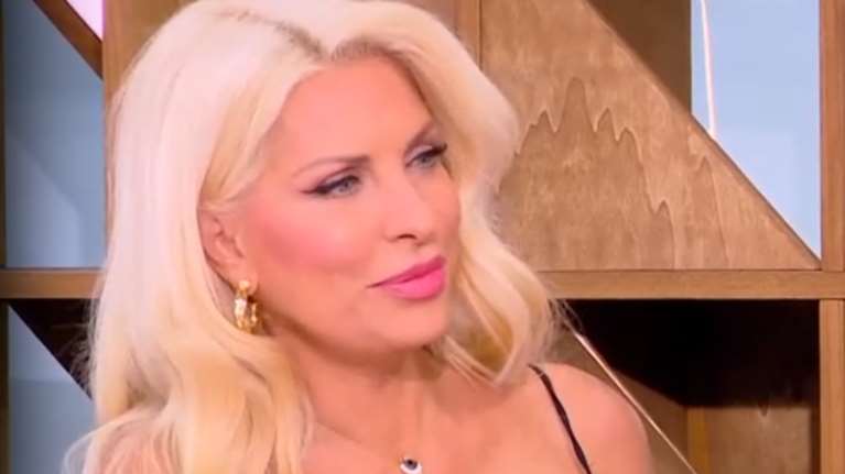 Ελένη Μενεγάκη: "Δεν κατάλαβα τίποτα από αυτά που είπε ο Στέφανος Κασσελάκης γιατί κοιτούσα κι έλεγα πόσο ωραίος είναι"