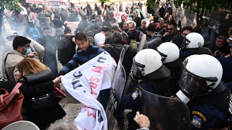 Πανεκπαιδευτικό συλλαλητήριo: Ένταση και χημικά έξω από το Μέγαρο Μαξίμου [Εικόνες - Βίντεο]