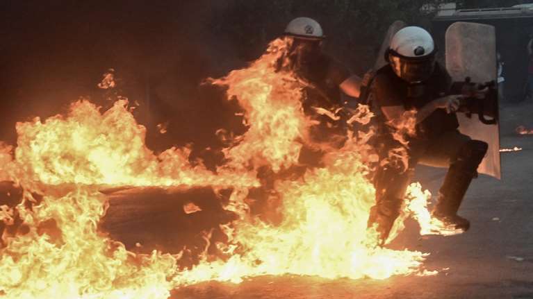 Εξάρχεια: Πέταξαν μολότοφ σε διμοιρία των ΜΑΤ – Τραυματίστηκε αστυνομικός