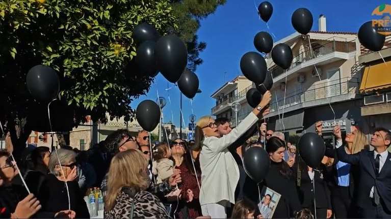 Μάνδρα, 8 χρόνια από τις φονικές πλημμύρες: Συγκίνηση, οργή και μαύρα μπαλόνια στον ουρανό στο ετήσιο μνημόσυνο