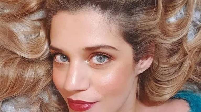 Στην πισίνα με φουσκωμένη κοιλίτσα | Η Τζένη Θεωνά με το αγαπημένο της μαγιό στον 8ο μήνα της εγκυμοσύνης της