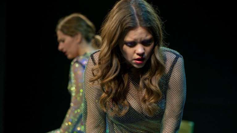 Το τολμηρό κουίρ παραμύθι που συγκλόνισε το κοινό της Αθήνας επιστρέφει για λίγες παραστάσεις