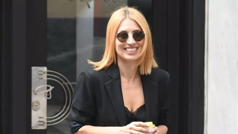 H Μαρία Ηλιάκη μάς δείχνει πως γίνεται το κομψό color blocking: Πάρτε ιδέες για το καθημερινό στιλ