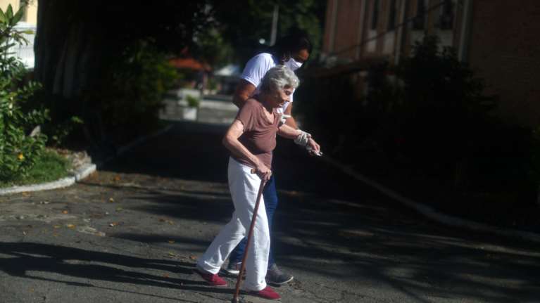 Νέα έρευνα: Το γονίδιο της άνοιας διπλασιάζει τον κίνδυνο για τον κορονοϊό