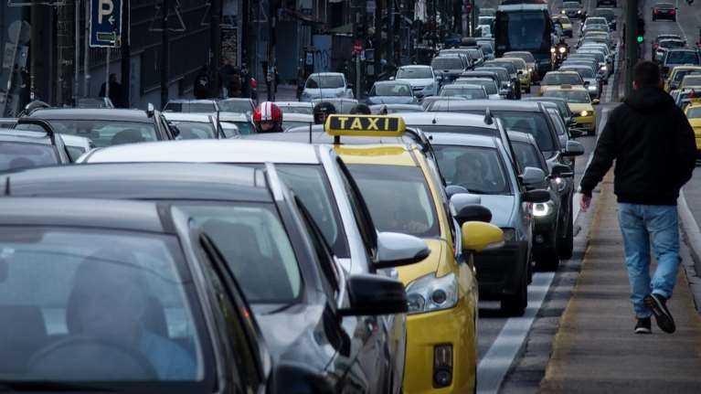 Μετ&#39; εμποδίων η κυκλοφορία στους δρόμους πριν το lockdown - Live η κίνηση