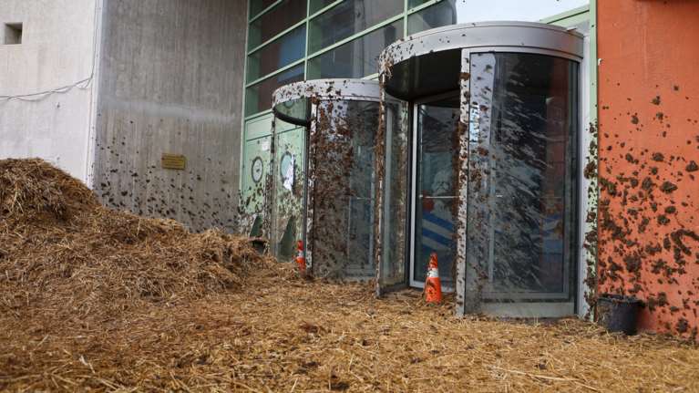 Λιβαδειά: Αγρότες πέταξαν κοπριά και άχυρα στο κτίριο της Περιφέρειας Στερεάς Ελλάδας [εικόνες]