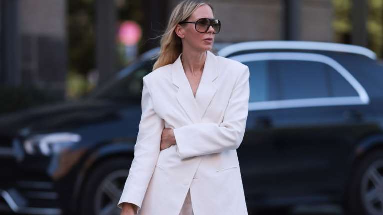 Ghost Blonde: Το πιο ανάλαφρο και φυσικό ξανθό χρώμα για το καλοκαίρι