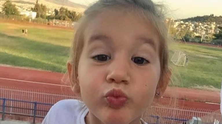 Το απόγευμα η κηδεία της μικρής Αναστασίας: Η επιθυμία της οικογένειας για έναν κήπο - &quot;Βουβή&quot; για 2 ώρες η Καλαμάτα