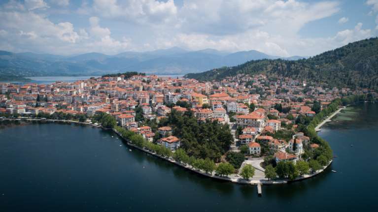 Στο κόκκινο Καστοριά, Δράμα και Ξάνθη, πάνε για μίνι lockdown - Δείτε τον επιδημιολογικό χάρτη