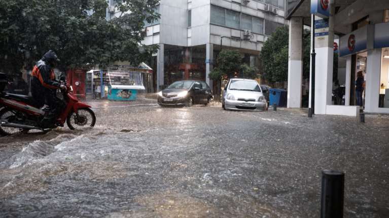 Κακοκαιρία: Ποιες περιοχές θα σαρώσουν τα καιρικά φαινόμενα την Τρίτη - Καταιγίδες, χαλαζοπτώσεις και στην Αττική