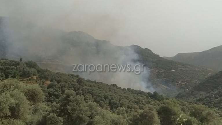 Φωτιά στην Κρήτη: Πύρινο μέτωπο στην ορεινή περιοχή του Κακοδικίου - Εκκενώθηκαν σπίτια [Εικόνες-Βίντεο]