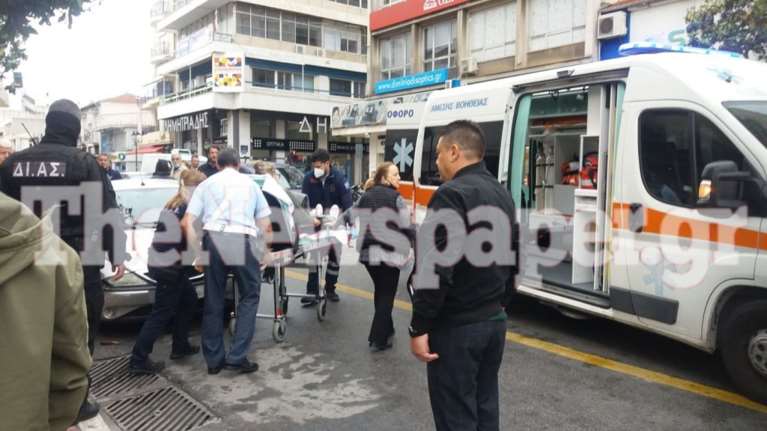 Πανικός στον Βόλο: Αυτοκίνητο έπεσε πάνω σε περίπτερο και παρέσυρε 50χρονη [εικόνες]