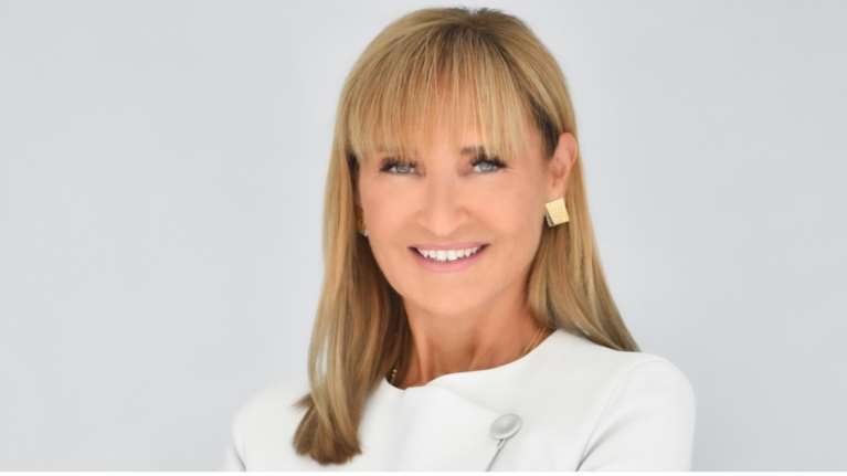 Μάρα Ζαχαρέα: Η ανοιξιάτικη εμφάνιση με ροζ κοστούμι