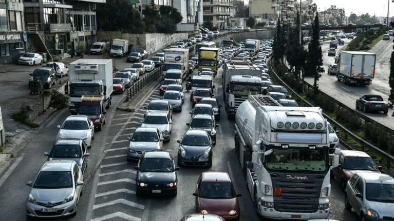 Μποτιλιάρισμα στην Αθηνών - Λαμίας: Ανατροπή νταλίκας στη Λυκόβρυση