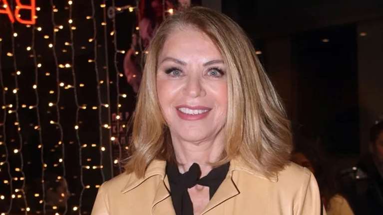 Η Έλλη Στάη με πράσινο βελούδινο κοστούμι: Θα τολμούσες να το φορέσεις;