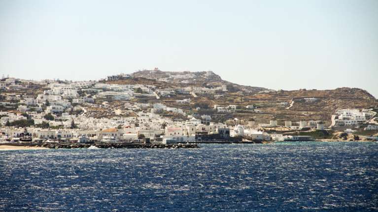 Μύκονος: Ελεγχοι σε εταιρείες ενοικιάσεως αυτοκινήτων - Αφαιρέθηκαν 41 άδειες κυκλοφορίας