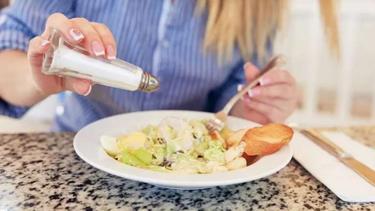 Γιατί το καλοκαίρι πρέπει να τρώμε λιγότερο αλάτι;