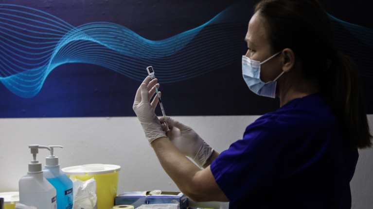 Κορονοϊός: Οι 85χρονοι αψήφησαν το χιόνι- Εμβολιάστηκε το 95% όσων είχαν κλείσει ραντεβού