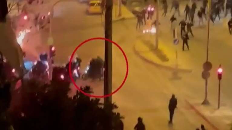 Νέα Σμύρνη: Στο κυνήγι του "Ινδιάνου"  η ΕΛΑΣ - Ο χούλιγκαν που έτρεξε 100 μέτρα και έριξε τον αστυνομικό από τη μοτοσικλέτα