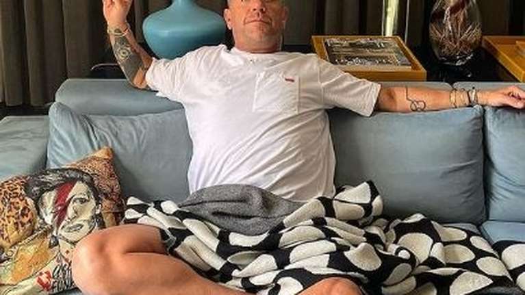 Γιώργος Μαζωνάκης: Aτύχημα ανήμερα το Πάσχα για τον τραγουδιστή - Με δεμένο πόδι και το σήμα της νίκης