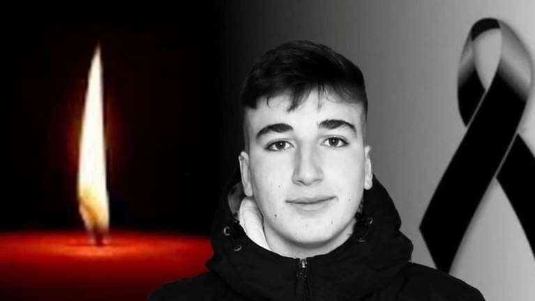 Θρήνος στη Ναύπακτο: Στα λευκά το τελευταίο αντίο στον 17χρονο Μάριο που σκοτώθηκε σε τροχαίο